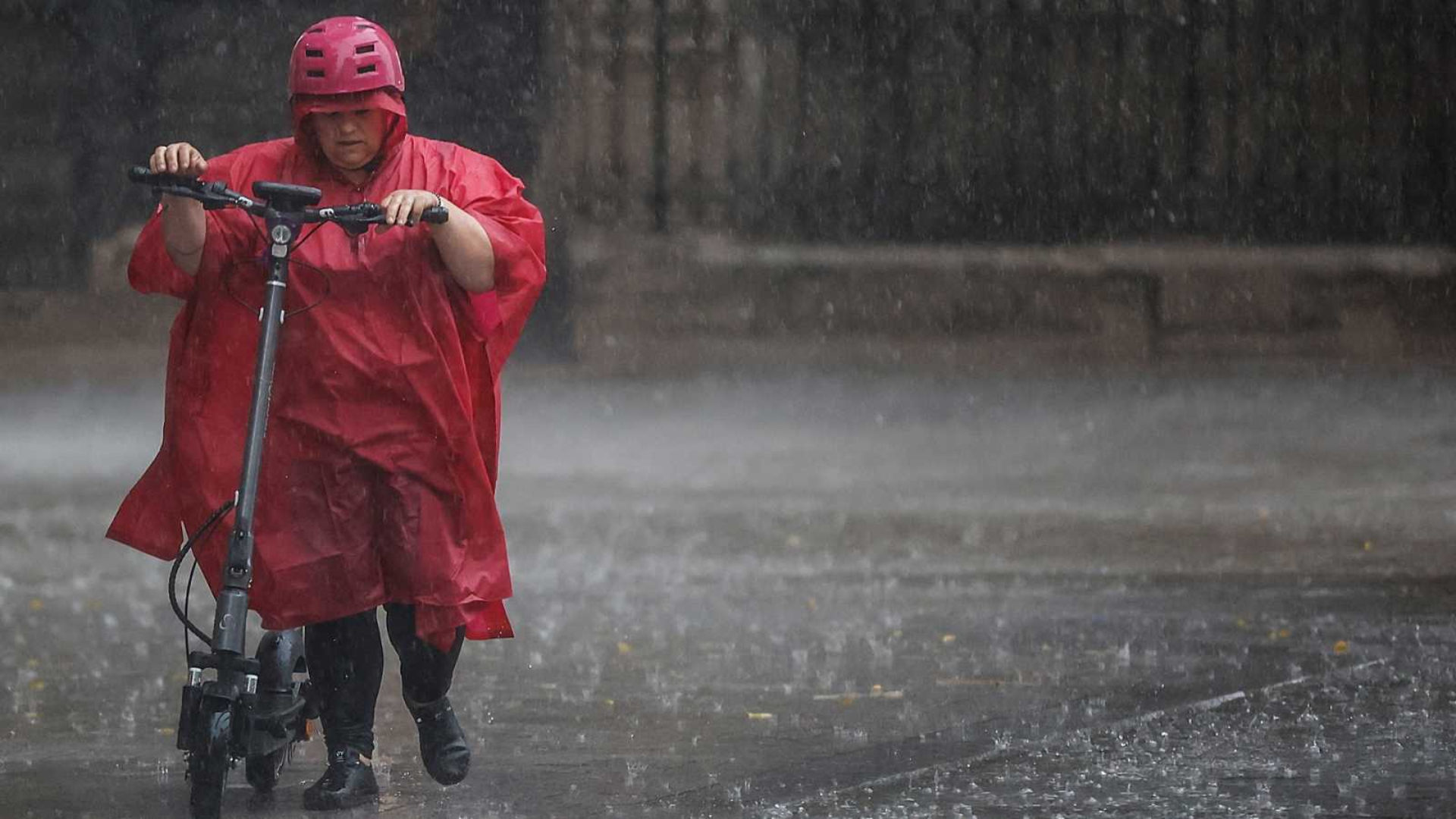 Las Intensas Lluvias Provocan Incidencias En Castell N Y Valencia