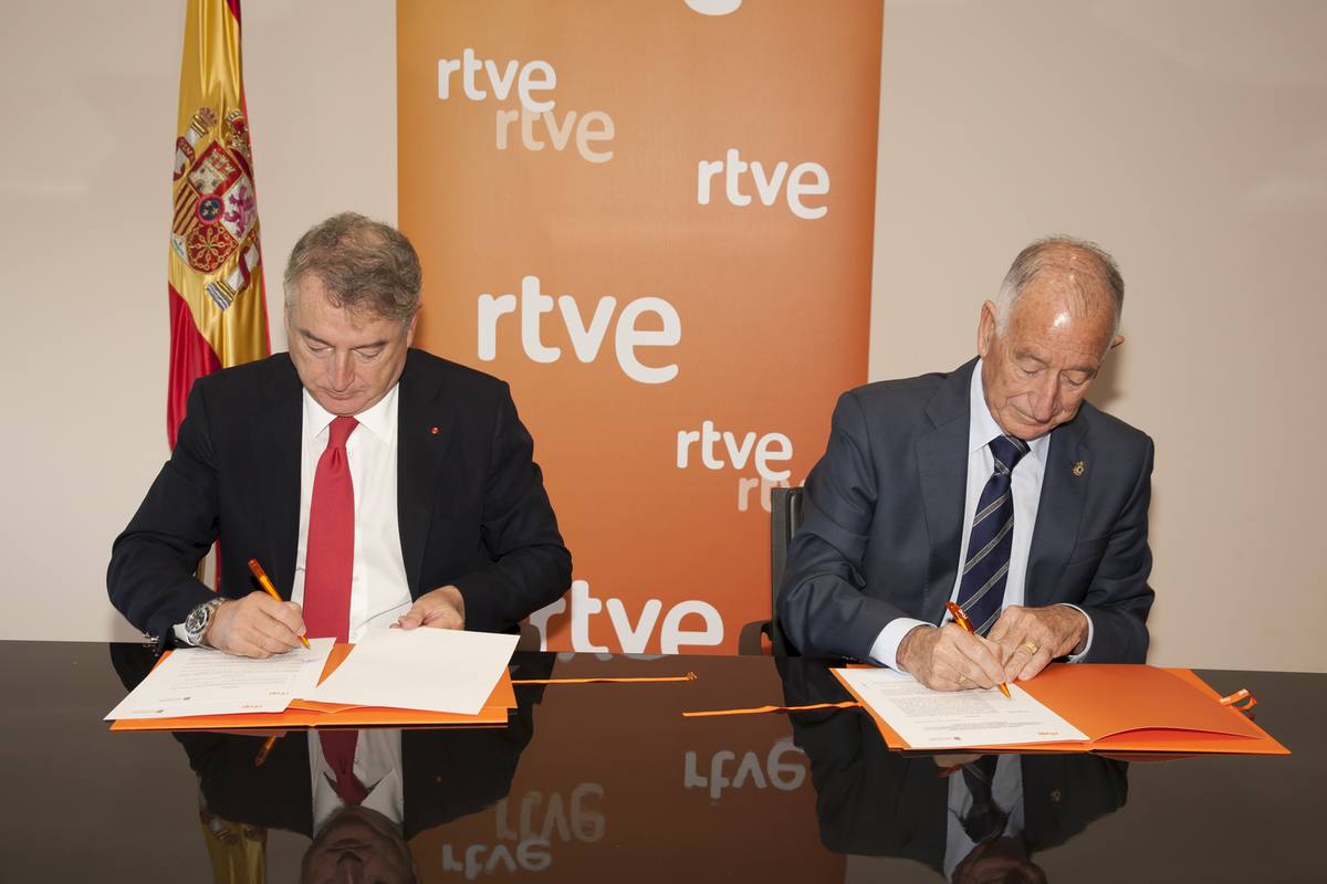 José Antonio Sánchez, presidente de RTVE y Gabriel Amat, presidente de la Diputación de Almería, firman el convenio