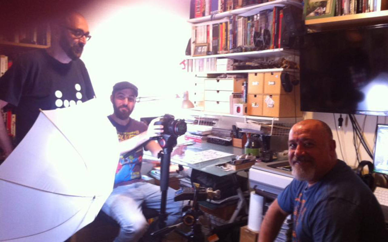 José Luis Vidal y Álex Ahumada con el dibujante Jesús Merino