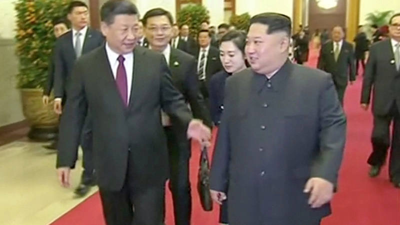 Kim Jong-un proclama en China su compromiso con la desnuclearización de Corea