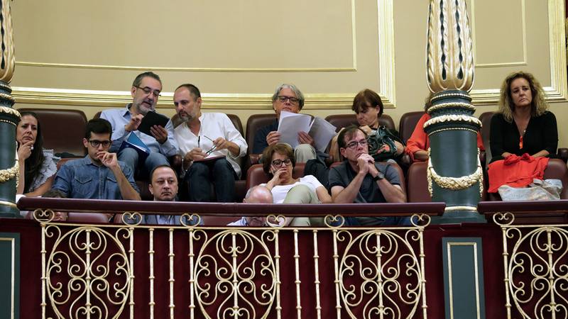 Miembros de los Consejos de Informativos de RTVE en la tribuna del Congreso