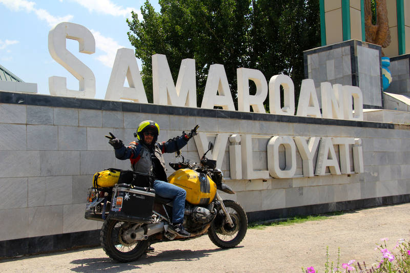 Miquel Silvestre, posando frente al cartel que anuncia la llegada a Samarkanda