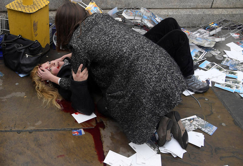 Un pasajero auxilia a una mujer herida en el atentado del puente de Westminster en Londres en 2017.REUTERS/Toby Melville World Press Photo nominees