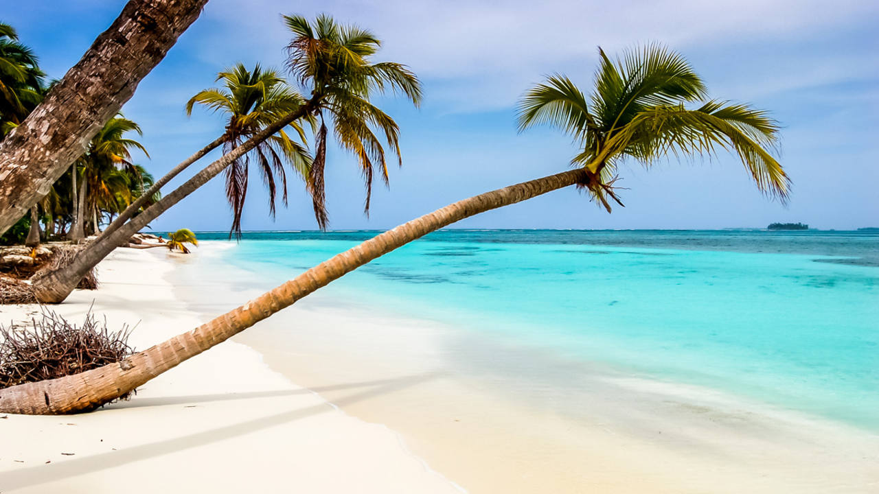 Playa en la costa caribeña de Panamá