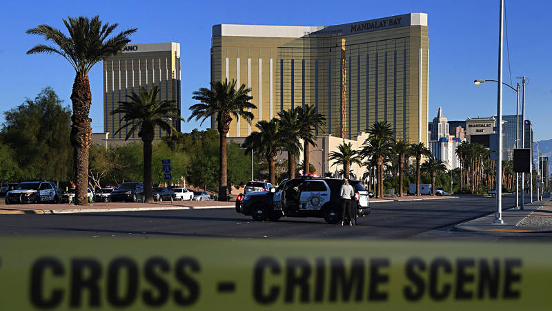 La policía custodia las cercanías del Mandalay Bay, el hotel desde el que Stephen Paddock disparó a los asistentes a un concierto