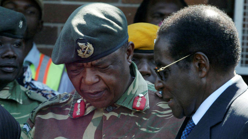 El presidente Robert Mugabe (derecha) conversa con el general Constantino Chiwenga en una imagen de archivo.