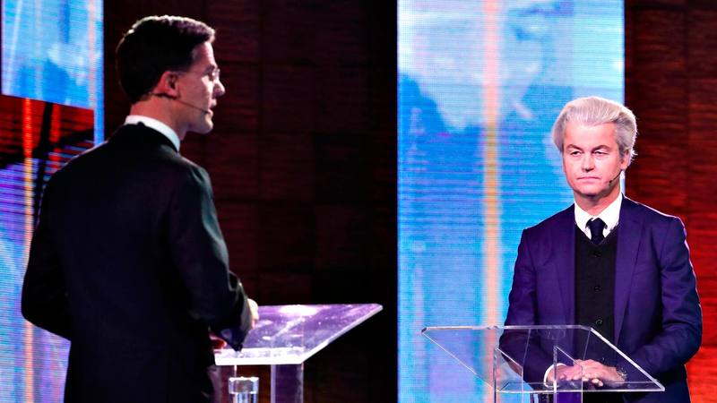El primer ministro holandés, Mark Rutte, de espaldas, y el candidato ultraderechista, Geert Wilders, durante el debate electoral