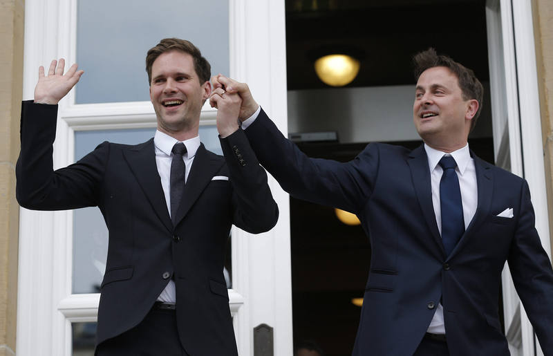 El primer ministro de Luxemburgo y su marido, Xavier Bettel, tras contraer matrimonio.
