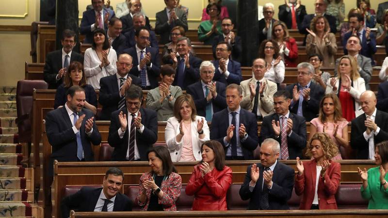 Sánchez, aplaudido por la bancada socialista en el Congreso.
