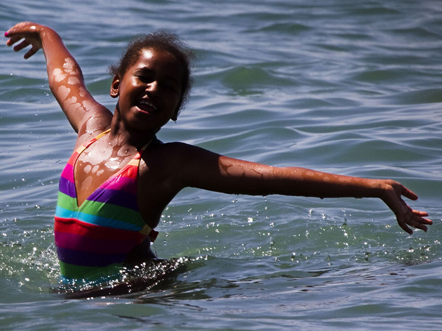 Michelle Y Sasha Obama Disfrutan Del Sol Y La Malague A Playa De Estepona Rtve Es