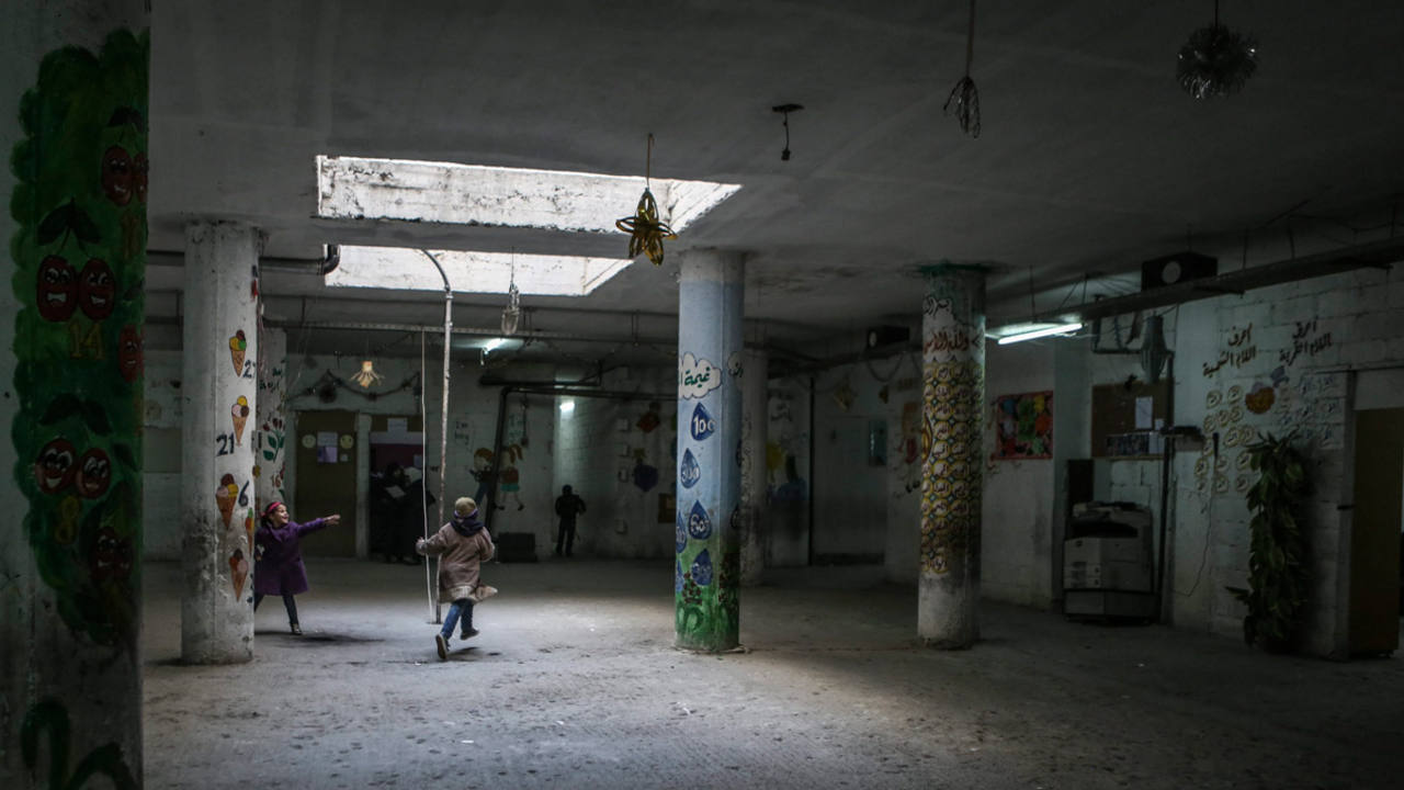 Unos niños juegan en un colegio en el barrio de Al-Qaboun de Damasco (Siria)
