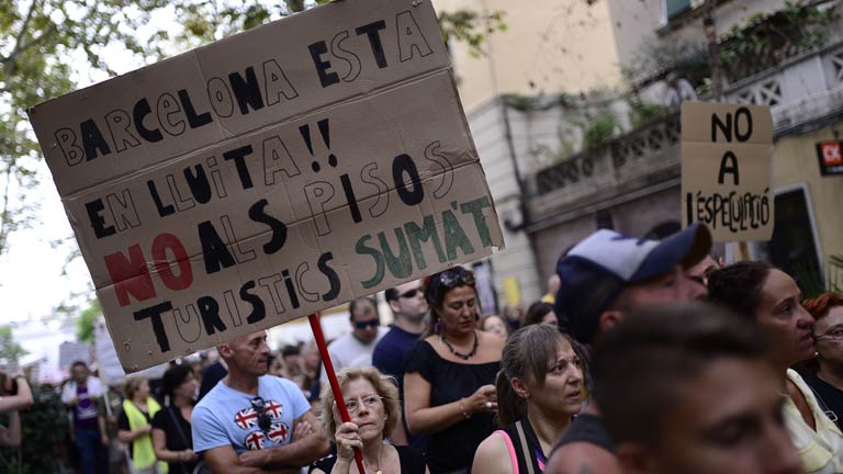 M S De Un Millar De Personas Protesta En Barcelona Contra Los