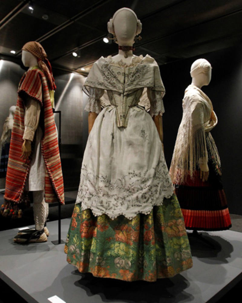El Museo del Traje se viste de rosa en su nueva exposición La vie en rose images El Museo del Traje se viste de rosa en su nueva exposición La vie en rose pictures