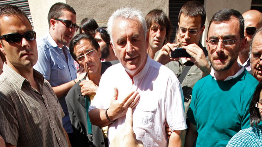 Cayo Lara, increpado por los 'indignados' en un desahucio