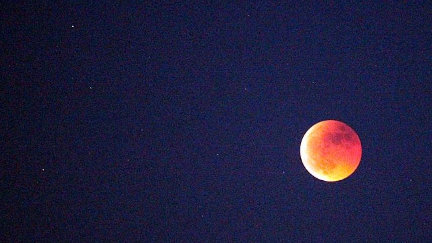 El eclipse lunar m&aacute;s largo desde el a&ntilde;o 2000 ti&ntilde;e la luna de rojo