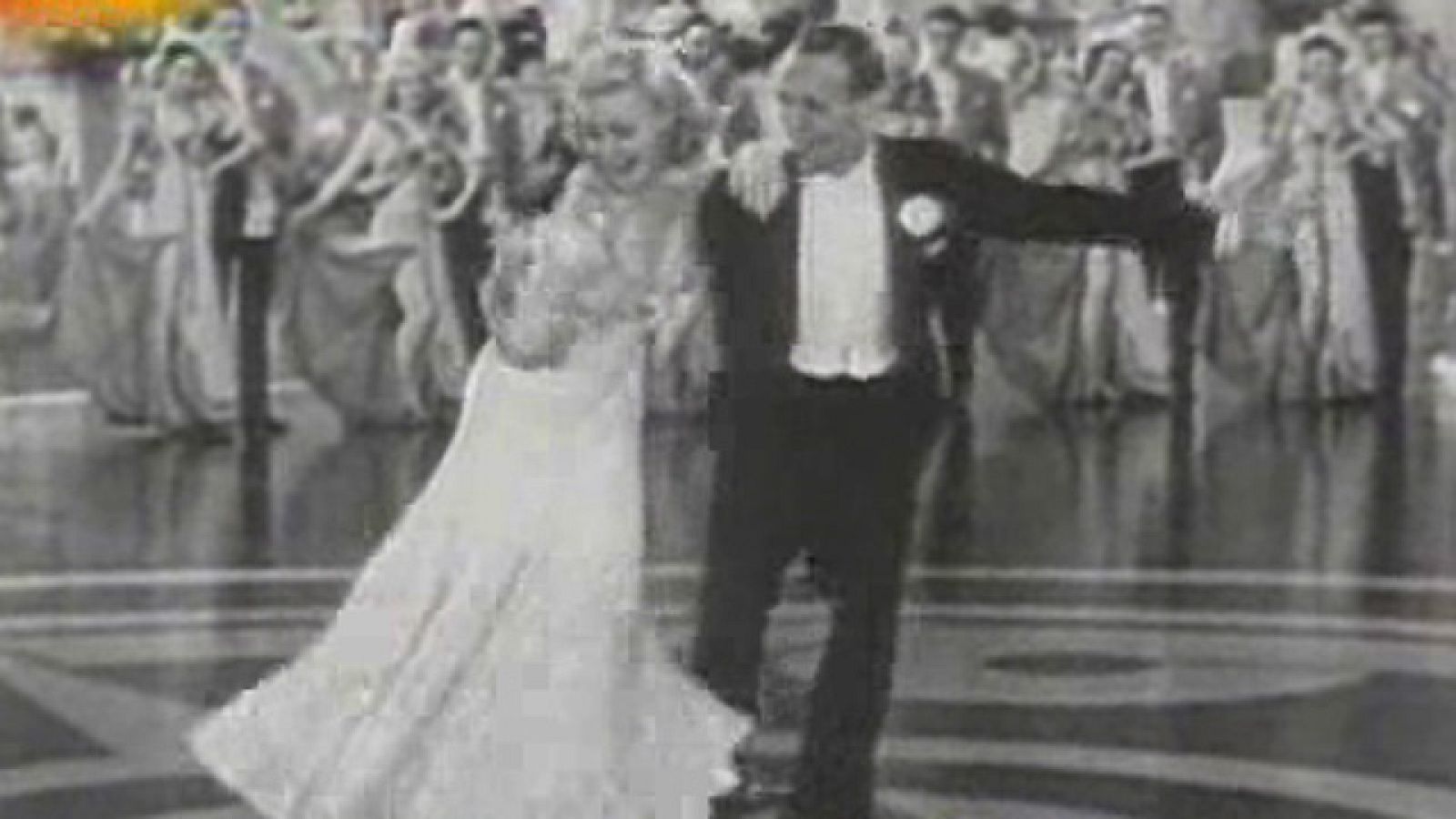 Los actores míticos de Hollywood Ginger Rogers y Fred Astaire, bailando
