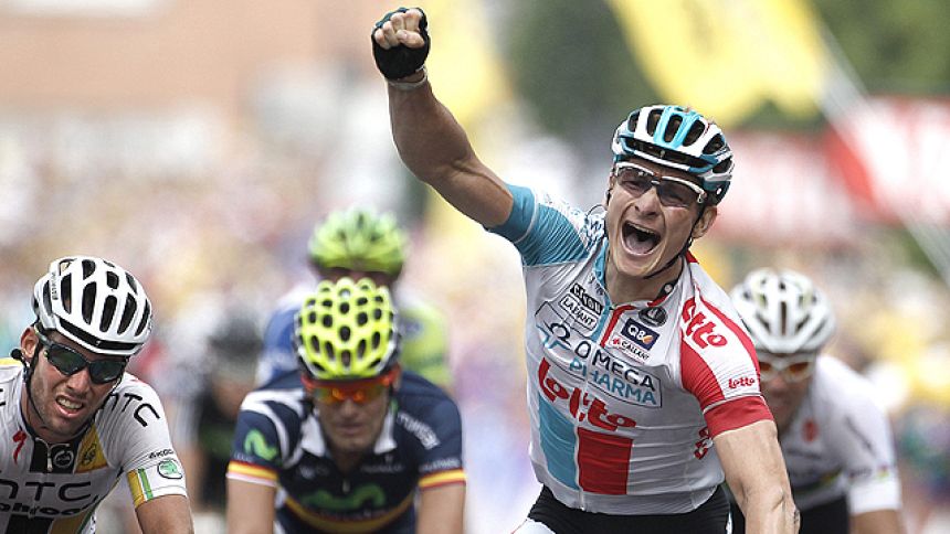 Greipel se impone a Cavendish en el espr&iacute;n