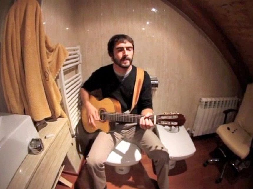 Olmo Algarra interpreta "El ruido que me sigue siempre" de Maga