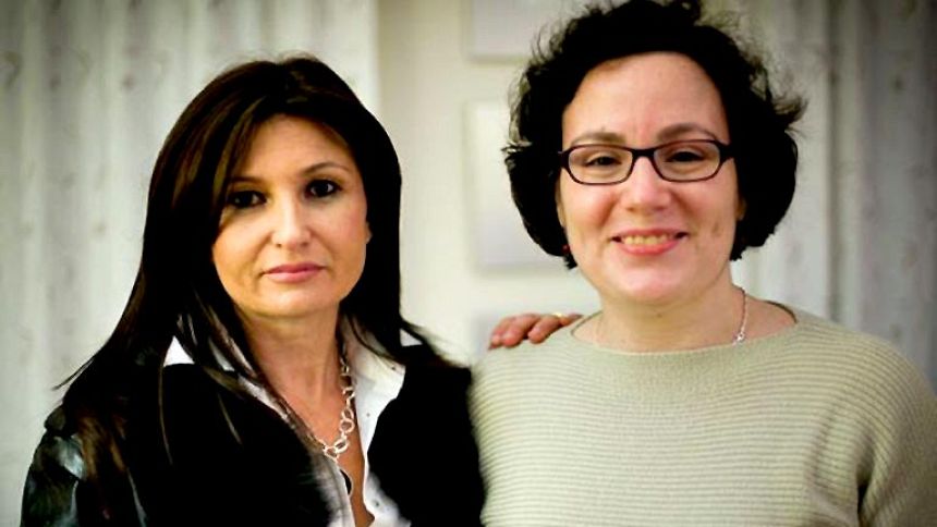 Una madre 'mecenas' consigue 7.000 euros para que readmitan a una investigadora