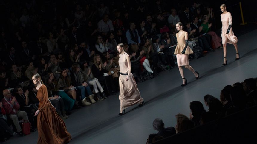 Desfile &iacute;ntegro de &Aacute;ngel Schlesser