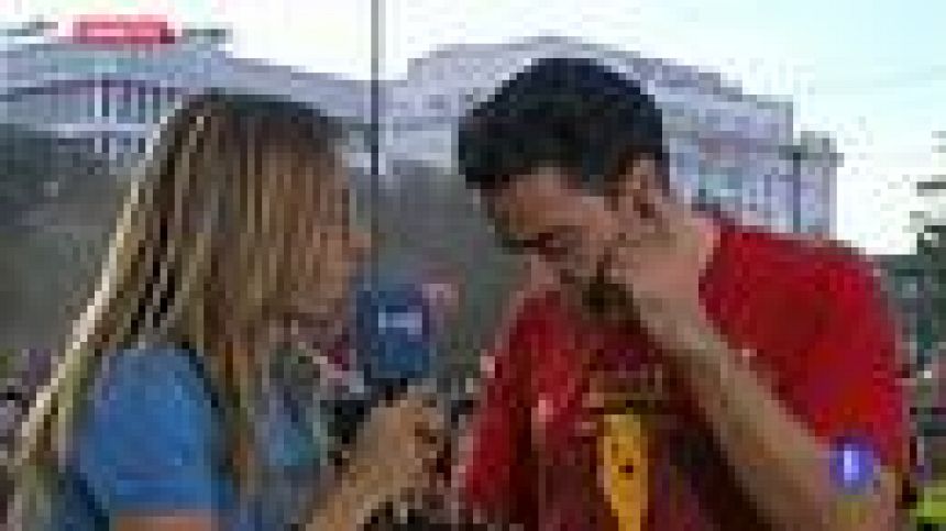 Xavi, Mata, Torres, Sergio Ramos e Iniesta pasan por el micrófono de TVE