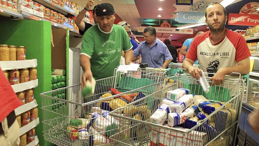 Asalto a dos supermercados: se llevan comida para un comedor social