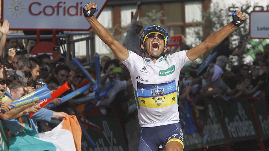 Contador da un golpe a la Vuelta y se viste de rojo