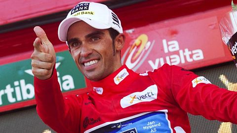 Contador asesta un golpe a la Vuelta y ya viste de rojo