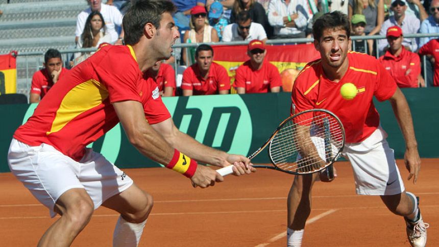 Los hermanos Bryan ganan el punto de dobles a Granollers y L&oacute;pez