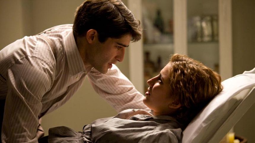 La se&ntilde;ora - El primer beso de Pablo y Encarna