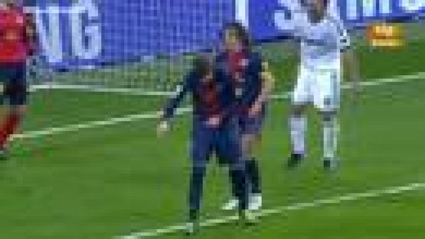 Puyol evita que Piqué entregue un mechero al árbitro