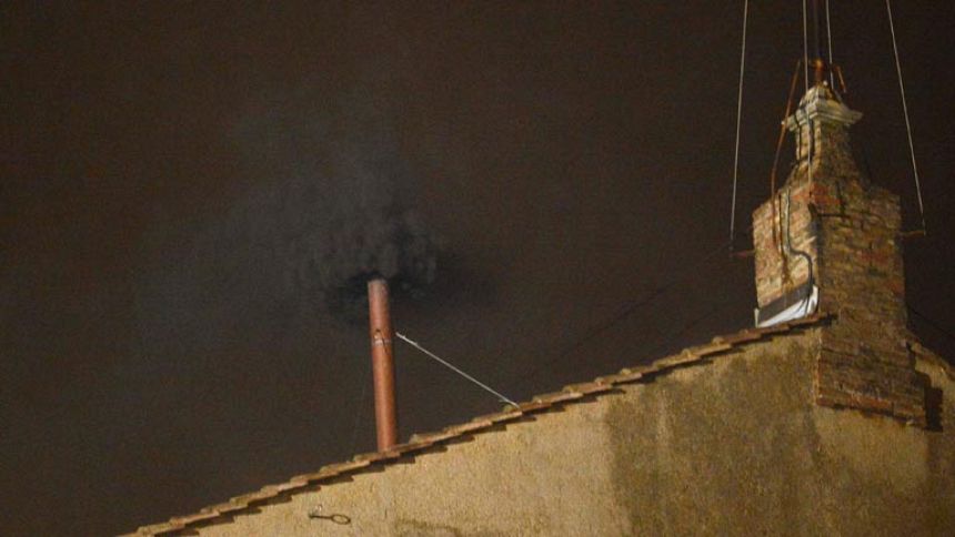 Humo negro en la primera fumata del cónclave