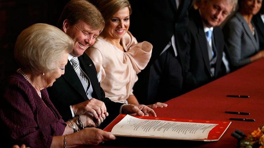 Guillermo de Holanda ya es rey tras la abdicación de su madre 