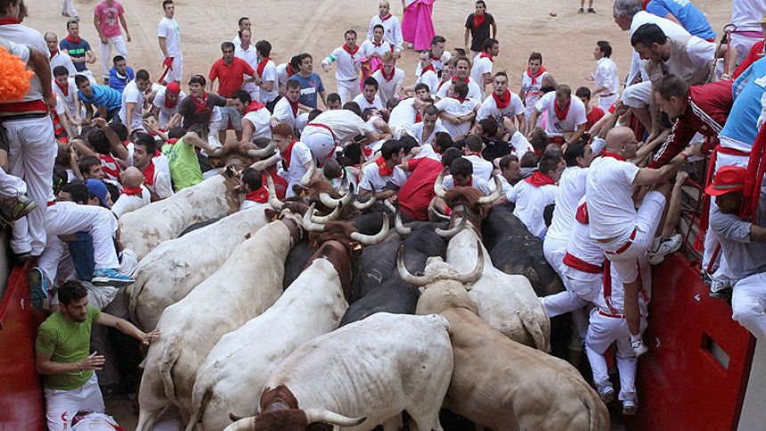 Un tapón humano en la plaza complica el séptimo encierro de San Fermín 2013