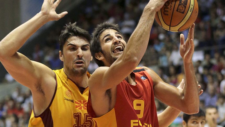 España gana con oficio a Macedonia