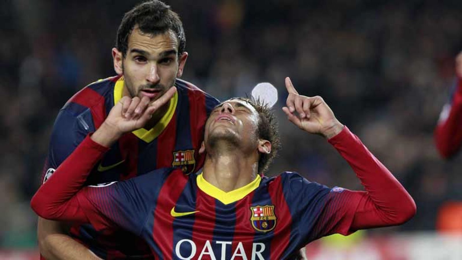 Neymar festeja un gol junto a Montoya con el Barcelona.
