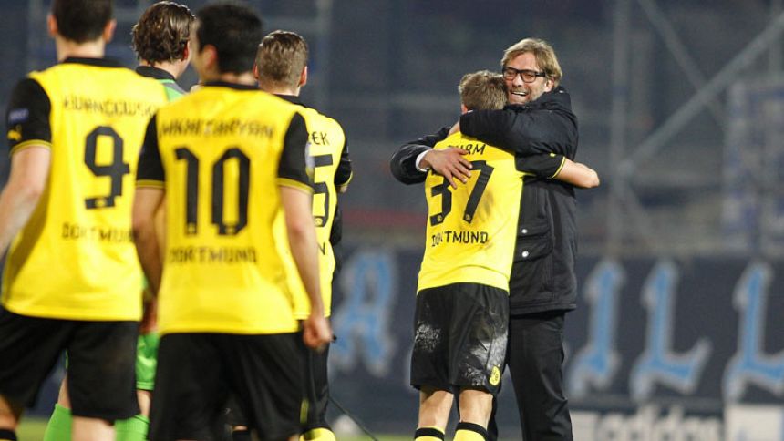 El Dortmund aparta al Nápoles de octavos en el descuento