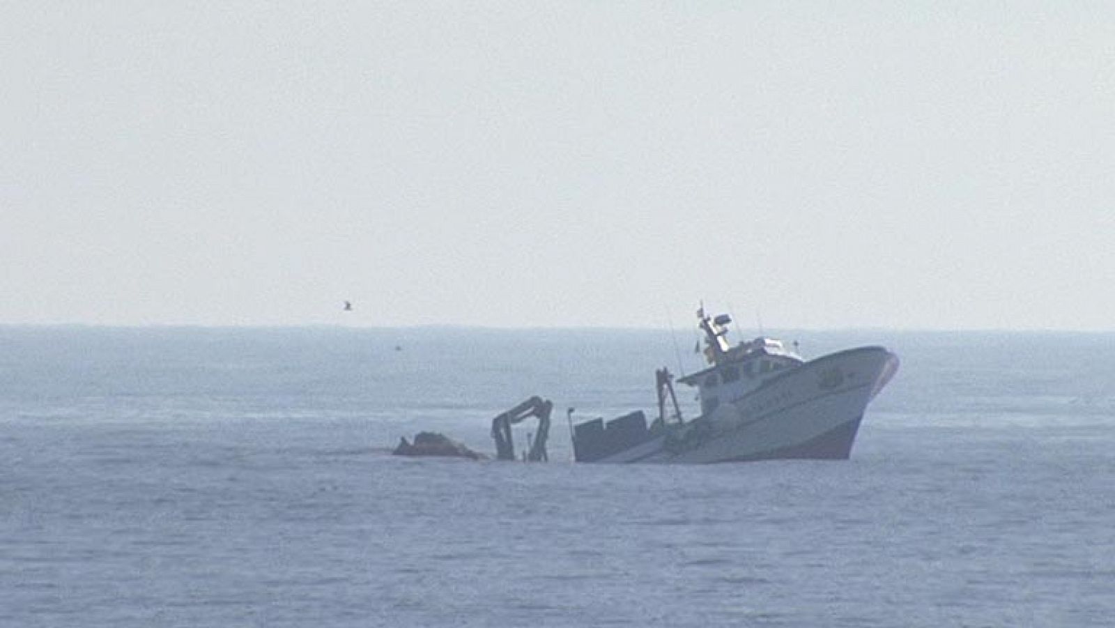 Un barco se hunde al chocar con una roca frente a la costa de Palamós y vierte combustible en el Un barco se hunde al chocar con una roca frente a la costa de Palamós y vierte combustible en el