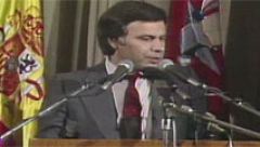 Felipe González celebra la victoria socialista en 1982