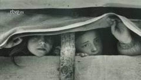 Imprescindibles - Gervasio Sánchez - Sandra Balsells comenta la fotografía de Gervasio Sánchez 'Dos niñas refugiadas albano kosovares escondidas en un camión'