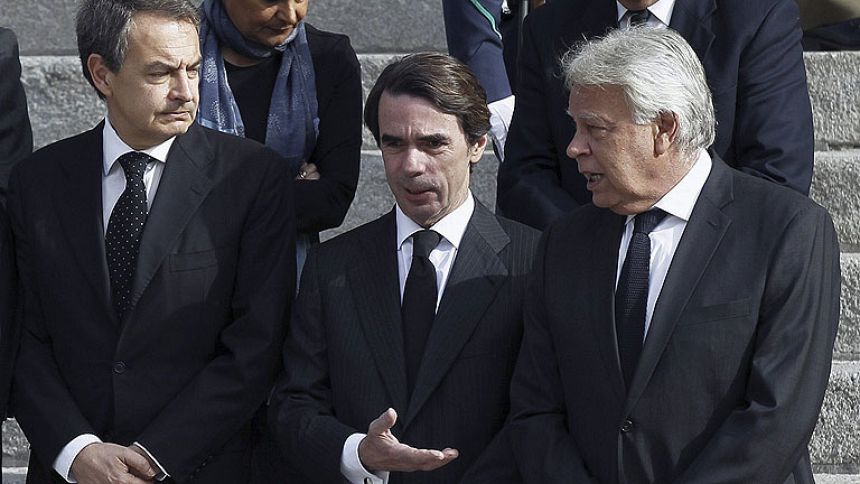 Los expresidentes del Gobierno González, Aznar y Zapatero visitan la capilla ardiente