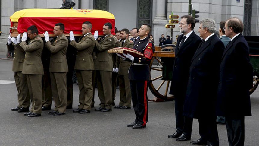 Honores militares para el hombre de Estado que devolvió la democracia a España