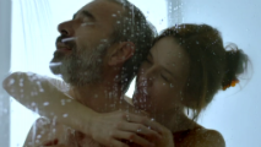 Cuéntame cómo pasó - Antonio y Paz comparten algo más que una ducha 