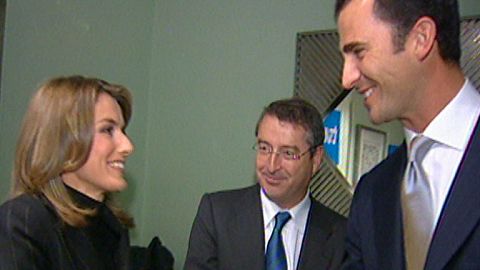 La Casa Real anuncia el compromiso del príncipe de Asturias con Letizia Ortiz