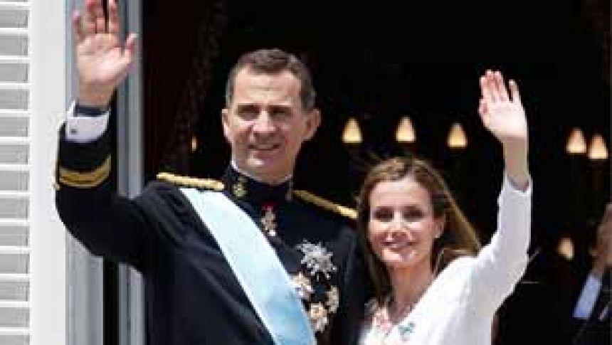 Saludo de los reyes desde el balcón del Palacio Real de Madrid