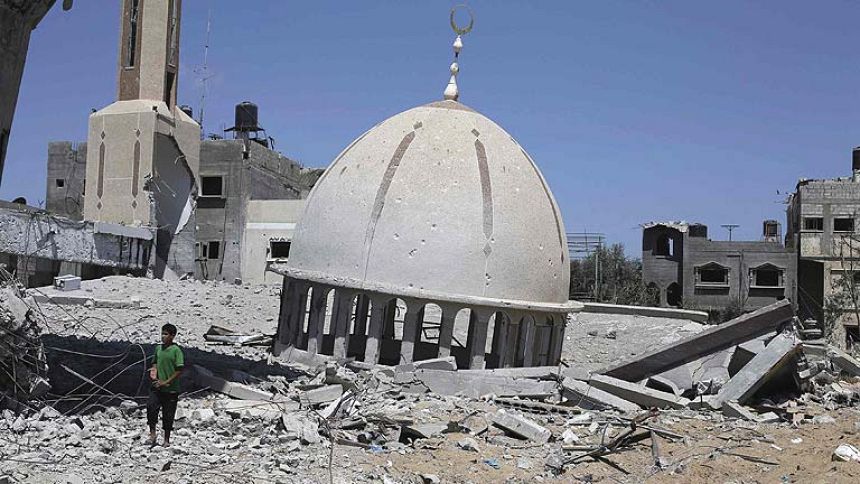 Las excavadoras tienen m&aacute;s trabajo del que pueden abarcar en Gaza