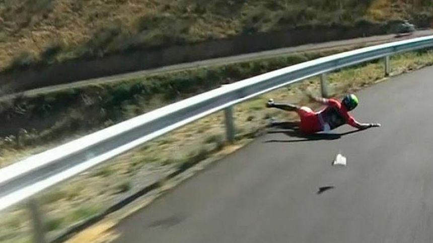 El líder Nairo Quintana se cae en la bajada del Moncayo
