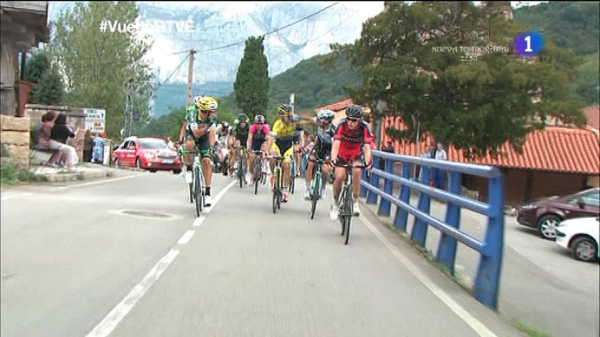 Rovny y Brambilla se pelean sobre la bicicleta en la Vuelta a España 2014
