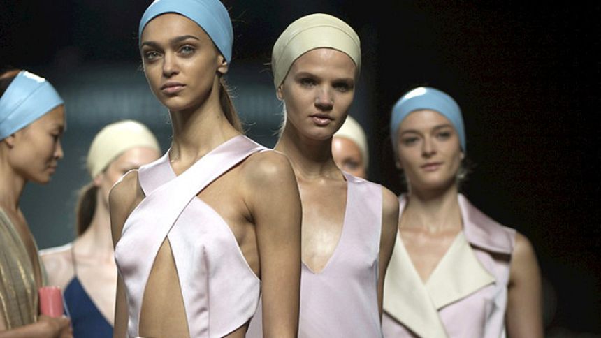 Desfile de Maya Hansen y Mois&eacute;s Nieto