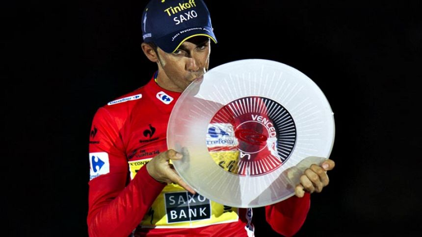 Contador acompañado en el podio por Froome y Valverde